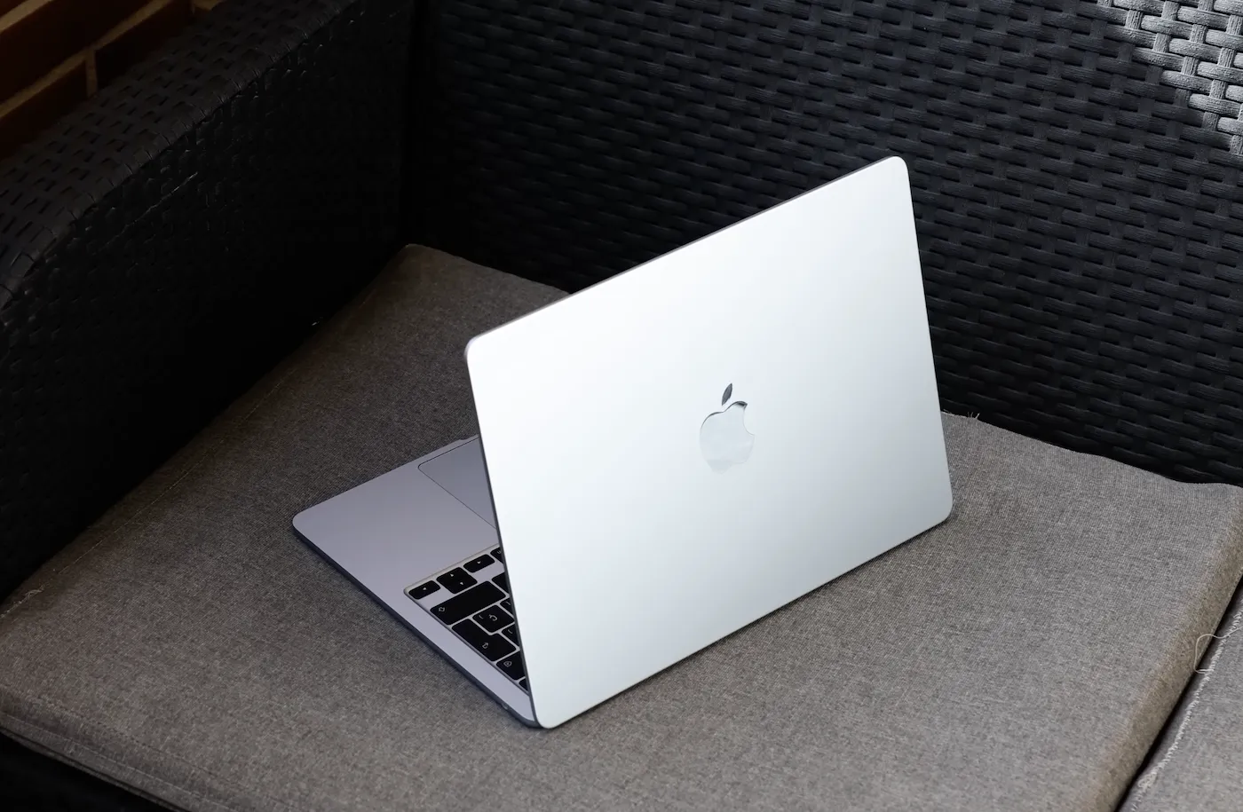 APPLE MACBOOK AIR 2025 16GB 256GB PLATA