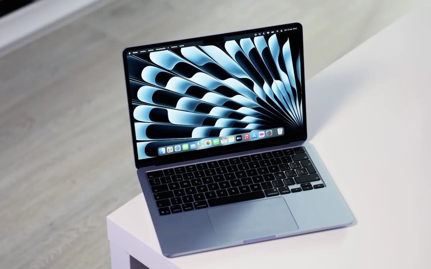 APPLE MACBOOK AIR 2025 16GB 256GB PLATA