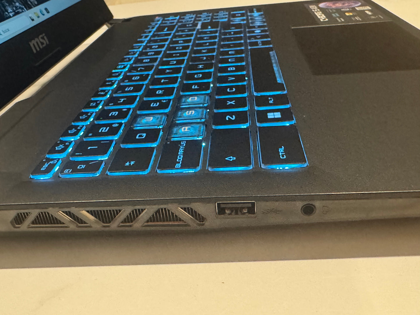 PORTÁTIL MSI CYBORG I5 16GB RTX4060 15.6r
